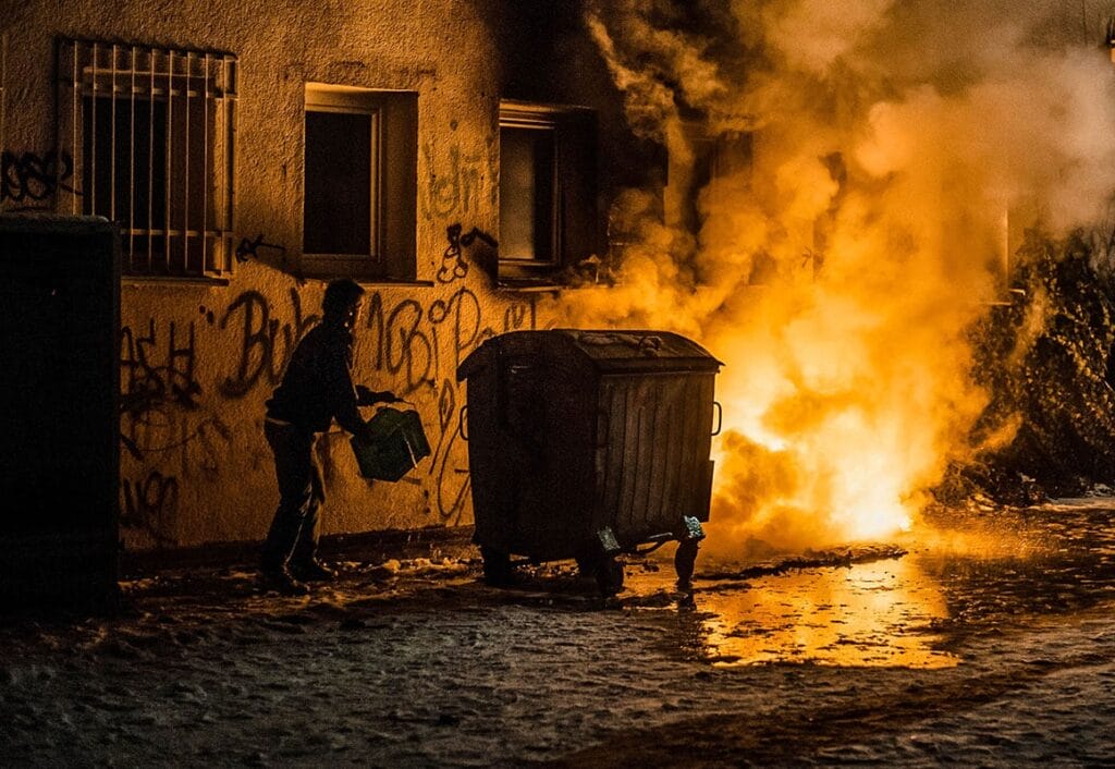 Edito Les jeunes protestent, on compte les poubelles brûlées