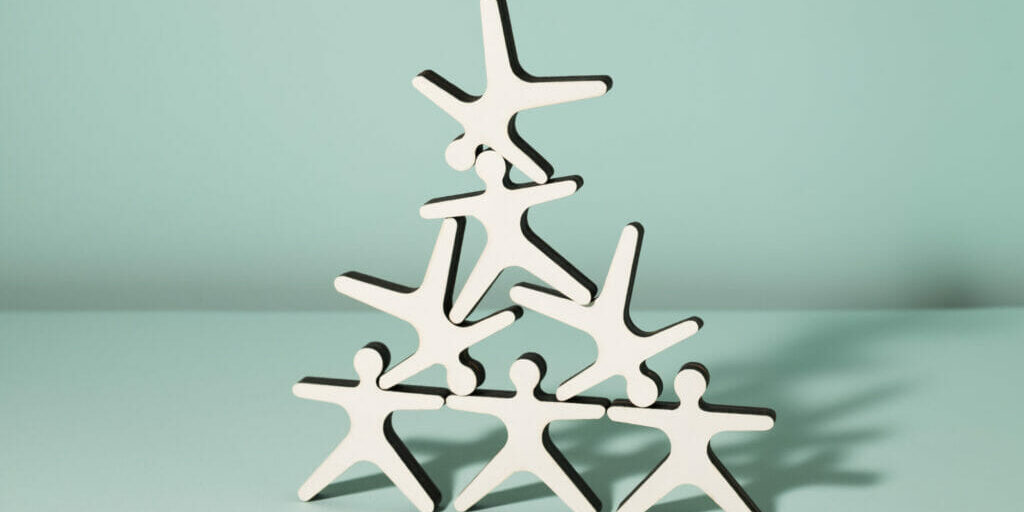 bonhommes en bois qui coopèrent